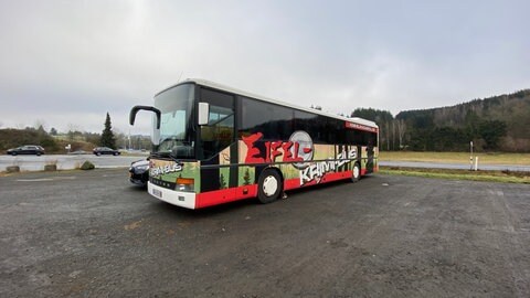 Der Krimibus soll am 30. Januar in die Ukraine überführt werden, um dort im Kriegsgebiet zu helfen.