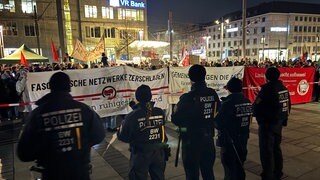 Gegendemo vor der Harmonie in Heilbronn: Das Netzwerk gegen Rechts hat anlässlich einer AfD-Wahlkampfveranstaltung zu der Demonstration aufgerufen.
