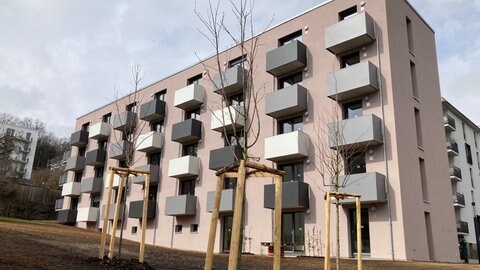 Die Bäumchen vor dem Haus sind noch klein, denn alles ist neu: Ein langezogenes Wohnheim mit über 30 Balkonen. Für Azubis sind eher Einzimmer-Apartments gedacht, für andere Beschäftigte der Uniklinik Tübingen gibt es auch größere Wohnungen