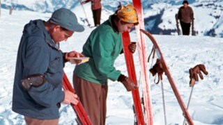 Wundervolles Winterwissen - der SWR1 Adventskalender: weitere winterlich-wundervolle baden-württembergische Erfindungen. Das Bild zeigt ein Paar, das in den 50er Jahren bei einer Skitour seine Ski wachst.