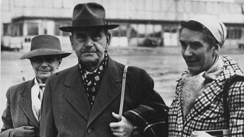 Thomas Mann ist mit seiner Frau Katia (links) und seiner Tochter Erika, nachdem er am 4. Mai 1950 aus New York kommend auf dem Flughafen in Stockholm, Schweden, gelandet war.