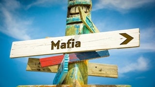 Schild mit der Aufschrift "Mafia". Jurist Alessandro Bellardita verrät, warum der Kampf gegen die Mafia nicht nur ein Thema in Italien sein sollte.