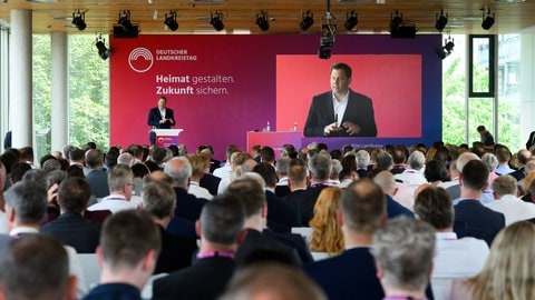 Lars Klingbeil (SPD), Bundesminister der Finanzen, spricht bei der Landkreisversammlung des Deutschen Landkreistag im „Café Moskau“. Bei der Landkreisversammlung werden unter dem Leitmotiv „Heimat gestalten. Zukunft sichern.“ zentrale Zukunftsfragen der kommunalen Ebene diskutiert.
