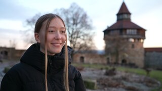 Schülerin Naomi vor dem Dicken Turm in Esslingen: Für den Maskottchen-Aufruf hat sie das Wahrzeichen der Stadt gezeichnet