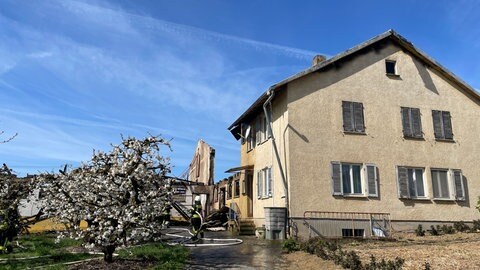 Nach einem Brand in Kirchheim am Neckar ist eine Scheune eingestürzt.