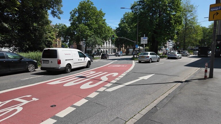 Gefährliche Stelle für Radfahrende: Hier kreuzt die rote Bus- und Fahrradspur die Fahrbahn für den Autoverkehr. Besonders riskant wird es, wenn Busse von hinten drängeln und gleichzeitig Autos den Radstreifen regulär queren dürfen.