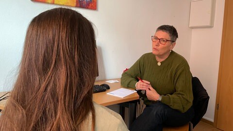 Die wohnungslose Martina G. hat Angst wegen Todesdrohungen. Rechts im Bild Regina Bergmann, Geschäftsführerin des Sozialdienstes katholischer Frauen in Trier. 