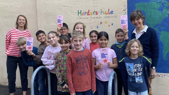 Schüler der Herderschule in Esslingen bei einem Gruppenfoto ohne Handys