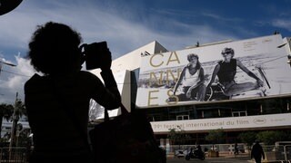 Eine Person macht ein Foto vor dem Palais des Festivals während der Vorbereitungen für das 79. internationale Filmfestival in Cannes.