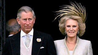 König Charles und Königin Camilla am Tag der Hochzeit nach der Kirche. Er schick im Anzug, sie in einem hellem Kostüm mit Kopfschmuck.