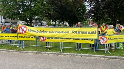 Vor dem Kongresszentrum in Weingarten protestieren Menschen gegen den Windpark im Altdorfer Wald