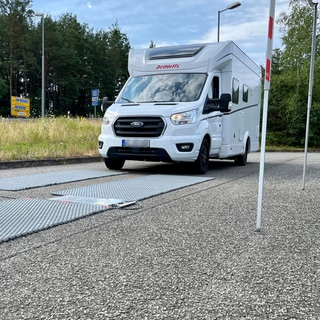 Voller Einsatz für die Wiege-Aktion! Die Polizeibeamten prüfen genau, wie schwer Wohnmobile, Camper und Wohnwagen sind.