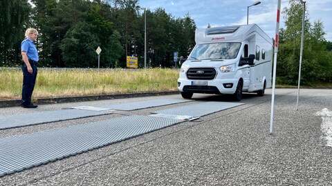Voller Einsatz für die Wiege-Aktion! Die Polizeibeamten prüfen genau, wie schwer Wohnmobile, Camper und Wohnwagen sind.