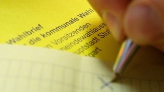 Ein Wähler macht sein Kreuz bei der Kommunalwahl in Baden-Württemberg. 