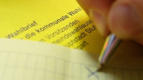 Ein Wähler macht sein Kreuz bei der Kommunalwahl in Baden-Württemberg. 