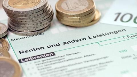 Auf einem Steuerformular liegen Euroscheine