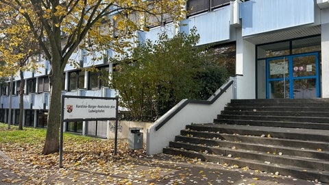 Das Bild zeigt die Karolina-Burger-Realschule plus in Ludwigshafen von außen. Die Schule ist seit vergangenem Jahr immer wieder in den Schlagzeilen.