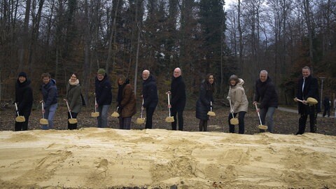 Menschen mit Schaufeln beim symbolischen Spatenstich. Am Freitag war an der Uni Konstanz Baubeginn für zwei Millionenprojekte: Das "Forum" und die Seethermie.