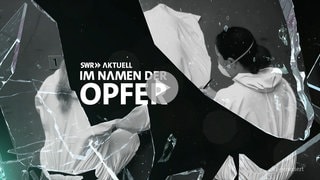 Cover zu SWR Aktuell - Im Namen der Opfer zeigt zwei Rechtsmedizinerinnen bei der Untersuchung eines Opfers. Das Bild ist zerstückelt wie ein zerbrochener Spiegel. Bild mit Hilfe von KI erstellt