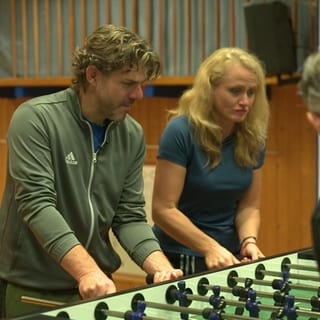 Vesti und Björn Hoffmann spielen TIschkicker.