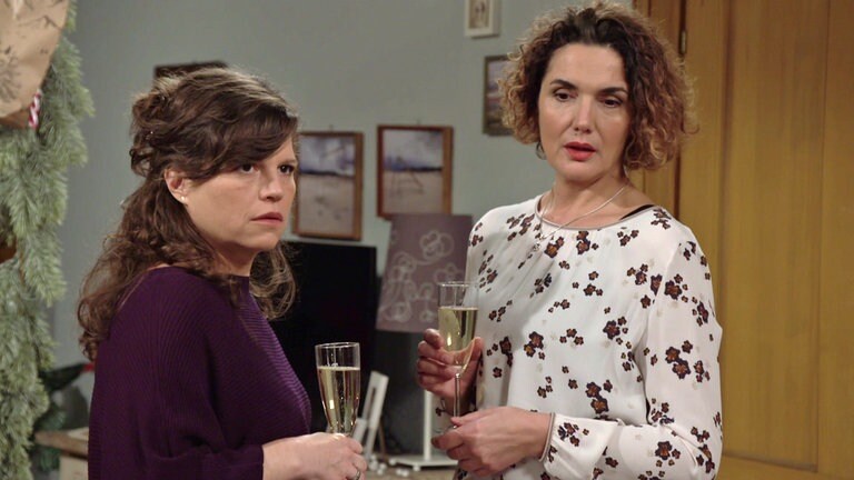 Eva und Monique, jede hat ein Sektglas in der Hand
