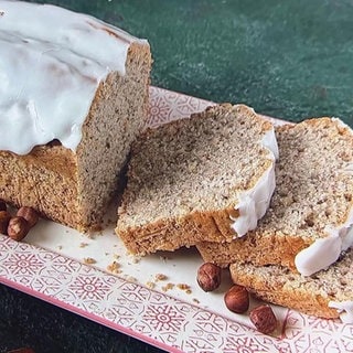 Veganer Haselnusskuchen mit Zitronenglasur