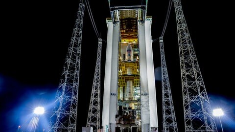 Eine Vega-Rakete der Europäischen Weltraumorganisation ESA steht mit dem Erdbeobachtungssatelliten Sentinel-2A an Bord startbereit im europäischen Raumfahrtzentrum Kourou.