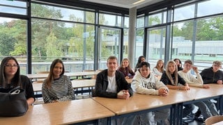 Schüler sitzen in einem Klassenzimmer an der IGS Thaleischweiler-Fröschen. 