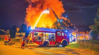 Großbrand in Marxzell: Eine Lagerhalle steht in Flammen