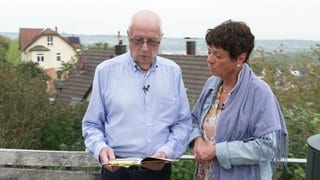 Reporterin Sonja Faber-Schrecklein steht mit Edwin Berner auf dem Rotenberg und singt ein altes Volkslied