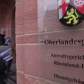 Experten mit Akten aus dem Ahrtal