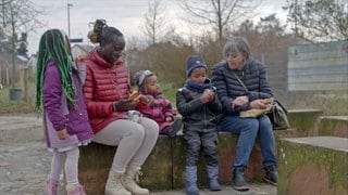 Leih-Oma Astrid Hütter mit Irene Akongo und ihren Kindern auf einem Spielplatz