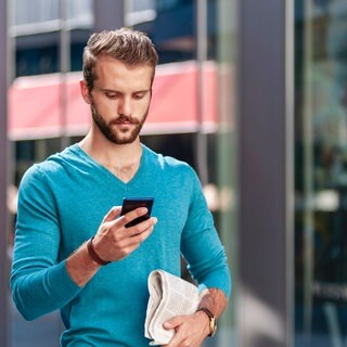 Mann mit Handy
