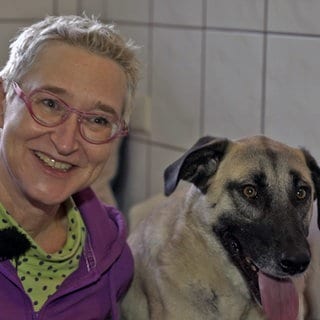 Tierschützerin Mirjam Cordt neben einem blinden Herdenschutzhund