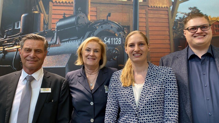 Firma Brawa: der Seniorchef Günter Braun mit seiner Frau Inge und die Erwachsenen Kinder Katrin und Marc sind immer auf dem Stand und immer ansprechbar. 