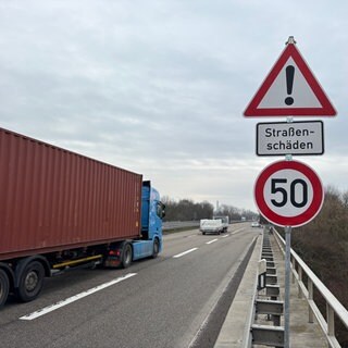 Ein Schild auf der Schnellstraße von der BASF zur B9 verweißt auf Tempo 50 wegen Straßenschäden