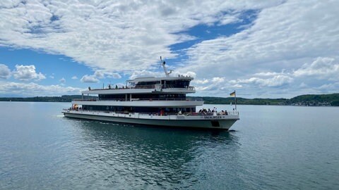 Ein Schiff der weißen Flotte vor Überlingen am Ostermontag.