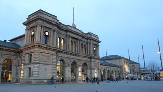 Am Mainzer Hauptbahnhof sind mehrere Menschen durch das Einatmen eines chemischen Stoffes leicht verletzt worden.