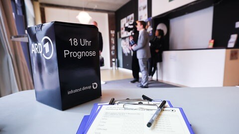 Wahlurne von Infratest dimap im Auftrag der ARD mit dem Aufdruck "18 Uhr Prognose" von einer vergangenen Wahl (Archivbild)