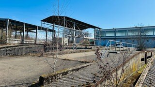 Bis 2014 war das Gelände auf dem Windhof mit dem Militär besetzt. Jetzt sitzt dort seit zehn Jahren eine Erstaufnahmeeinrichtung für Asylbegehrende. Das restliche GElände verkommt zum Lost Place.