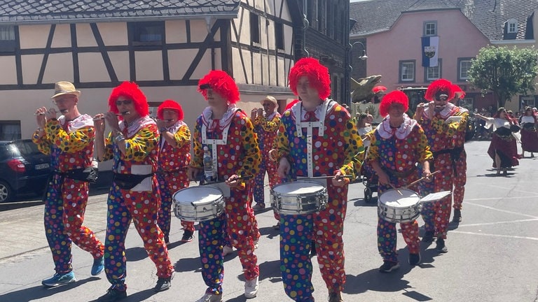 Fußgruppen beim Kottenheimer Karnevalsumzug im Sommer
