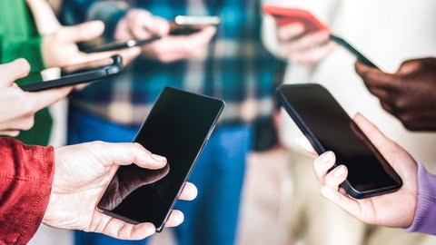 Mehrere Smartphones in Händen
