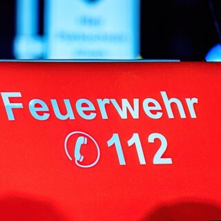 In einem Steinbruch in Göllheim im Donnersbergkreis ist ein mit Diesel beladener Tanklaster umgekippt.