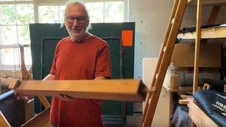 Orgelbauer Harald Rapp aus Mengen: Der 74-Jährige prüft eine Orgelpfeife und hat sichtlich Spaß daran.