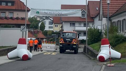 Die Stadt Külsheim sichert ihren Weihnachtsmarkt aus Kostengründen mit alten Panzersperren aus der ehemaligen Kaserne