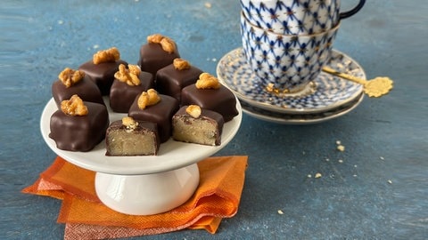 Marzipan-Maronen-Pralinen mit karamellisierter Walnuss