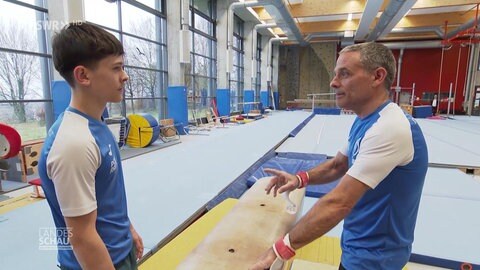 Dirk Walterspacher beim Training in der Turnhalle mit seinem Sohn