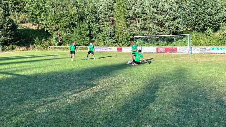 Nach sechs Monaten Pause steht Zoé Albrecht wieder auf einem Fußballplatz.