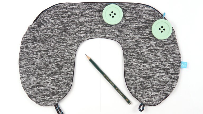 Eine vertikale Linie (Mitte Schnitt  Fadenlauf) mit Bleistift auf das Schnittpapier zeichnen