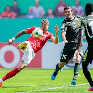 Duell im letzten Pflichtspiel-Aufeinandertreffen: Timmy Thiele (links, FCK) und Stefan Bell von Mainz kämpfen um den Ball.